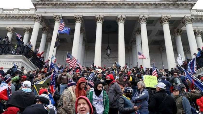 أنصار ترامب يحتجون أمام مبنى الكونجرس قبل اقتحامه