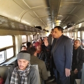 بالصور| رئيس هيئة سكك حديد مصر يتفقد محطة القاهرة وخط المناشي