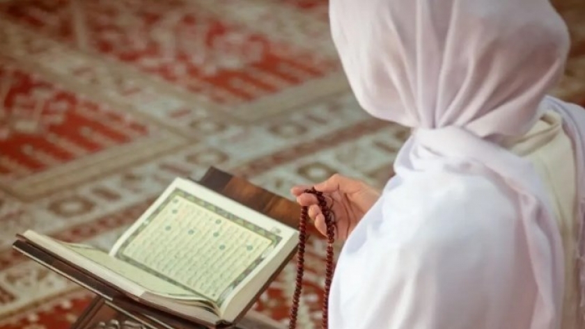 حكم ارتداء الحجاب عند قراءة للقرآن