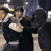 قوات الشرطة التونسية تعتقل أحد المتظاهرين «أ.ف.ب»