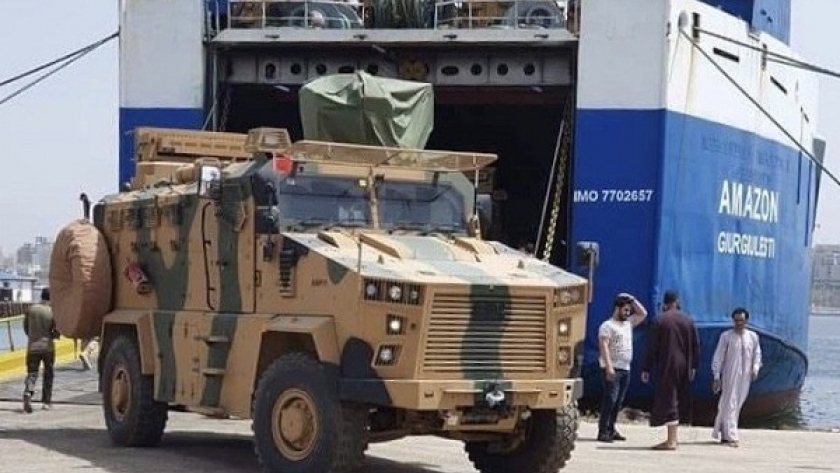 قطع بحرية تركية تحمل مدرعات وأسلحة لدعم ميليشيات ليبية