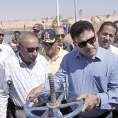 وزير الرى خلال افتتاح أول بئر فى مشروع الـ«1٫5 مليون فدان» «صورة أرشيفية»