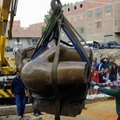 العمال أثناء استخراج تمثال المطرية بـ«اللودر» «صورة أرشيفية»