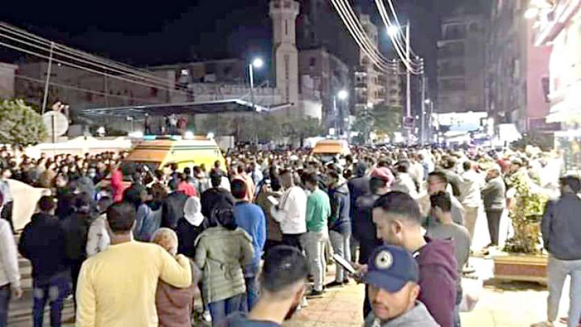 تجمع مئات من المواطنين في منطقة الحادث