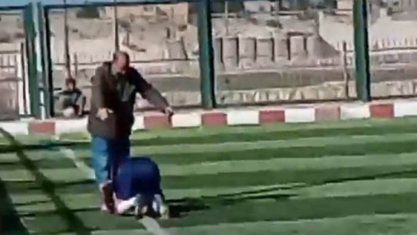 لاعب نجمة سيناء أثناء تقبيل قدمي والده