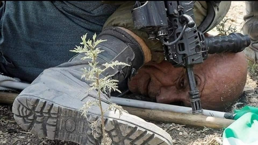 "فلويد" جديد.. جندي إسرائيلي يضغط بركبته على عنق فلسطيني (صور)