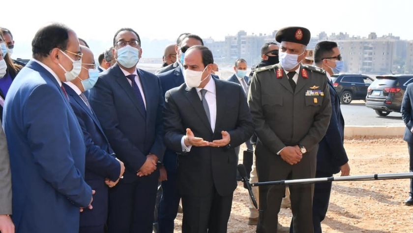 الرئيس عبدالفتاح السيسي خلال جولته بعزبة الهجانة