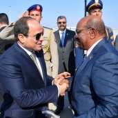 الرئيس السيسي يصافح نظيره السوداني عمر البشير