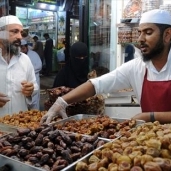 بالصور| الفلسطينيون يستعدون لاستقبال رمضان وسط توترات