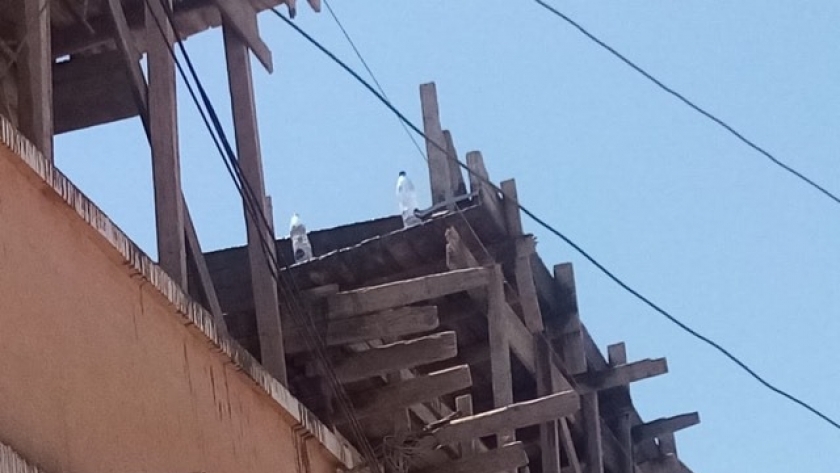 جانب من أعمال بناء مخالف فى مبنى بعزبة الشيخ عطيوة بالكيلو 1 بمطروح