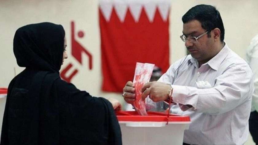 مواطن بحريني يدلي بصوته في الانتخابات النيابية