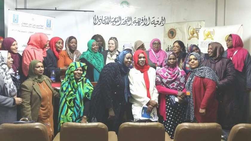 آمنة فزاع مع أعضاء نادي المرأة الأفريقية