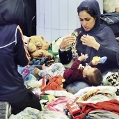 اللاجئون السوريون ينتظرون فى محطة السكة الحديد بالمجر «أ.ف.ب»
