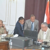 محافظ المنيا يتراس غرفة عمليات الانتخابات
