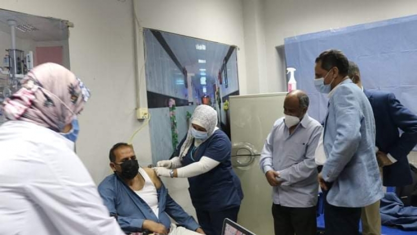 رئيس جامعه أسوان: يشهد تلقي الاطقم الطبيه للقاح كورونا المستجد حسب أولويه التسجيل