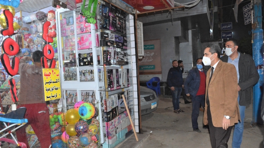محافظ الغربية يتابع غلق المحلات وغلق محل يبيع الشيشة بطنطا