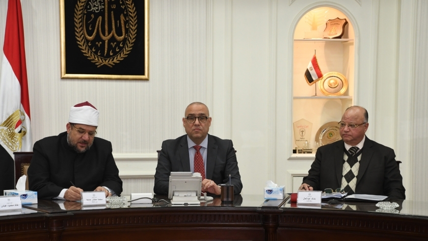 وزيرا الإسكان والأوقاف ومحافظ القاهرة يتابعون تطوير المناطق العشوائية بالقاهرة