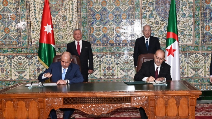 مراسم توقيع الاتفاقيات بحضور الرئيس الجزائري وعاهل الأردن