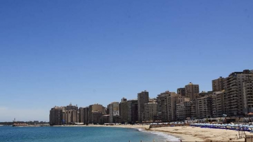 شواطئ الإسكندرية بلا زوار لأول مرة