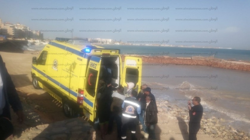 بالأسماء..إصابة 5 اشخاص في انقلاب سيارة نقل علي طريق البحر الأحمر