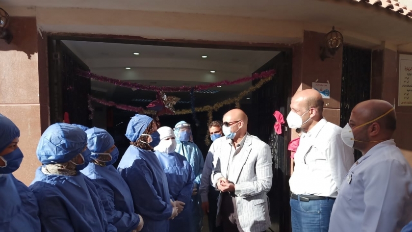 وكيل صحة الشرقية يوزع الحلوي على العاملين بمستشفى العزل إحتفالا بالعيد
