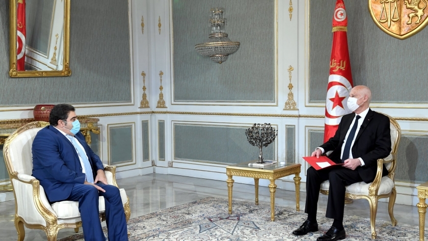الرئيس التونسي خلال لقائه مدير ديوان الحبوب