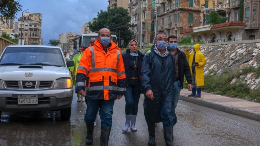 محافظ الإسكندرية يتفقد الميادين والأنفاق بنطاق المدينة ، ويتابع أعمال تصريف مياه الأمطار 