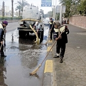 الجيزة تدفع بسيارات لشفط مياه الأمطار من الشوارع