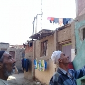 عجوزان أمام منزل متهالك فى منطقة «طبطبا»