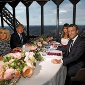 ترامب وزوجته وماكرون وزوجته أثناء تناول العشاء ببرج إيفل
