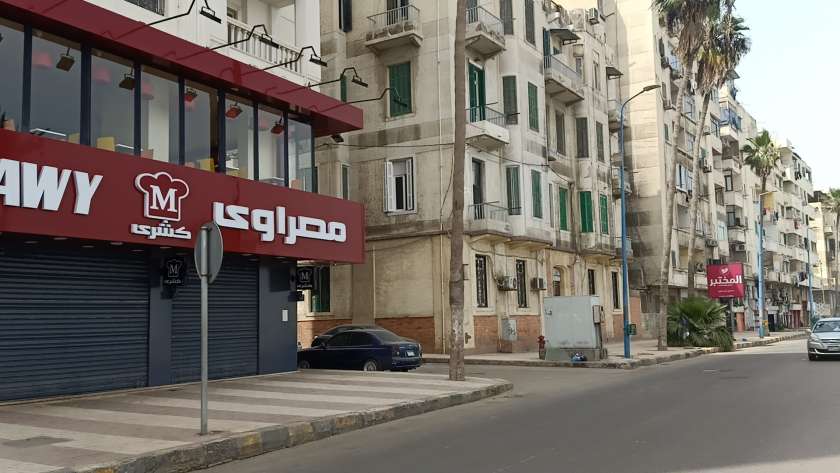 المحال التجارية فى الإسكندرية تلتزم بالتعليمات وتغلق أبوابها