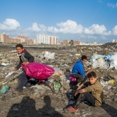 بالصور| "الزبالة بتأكل الشهد".. حكايات شباب احترفوا إعادة تدوير القمامة