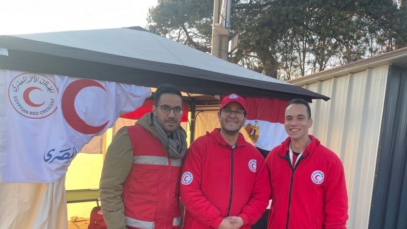الهلال الأحمر ينشئ أول مركز خدمة إغاثية مصرية على معبر «سيريت»