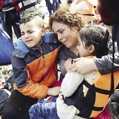 أسرة سورية «هاربة من الموت» لدى وصولها أحد شواطئ اليونان «أ.ف.ب»
