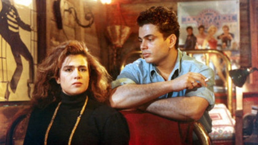 عمرو دياب وسيمون في مشهد من فيلم «أيس كريم في جليم»