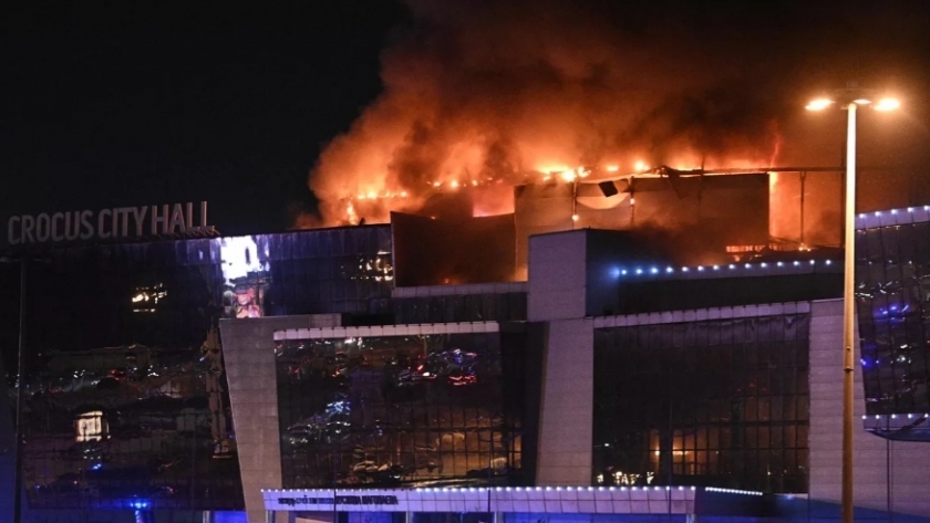 آثار إطلاق النار والحريق في قاعة للحفلات الموسيقية بموسكو
