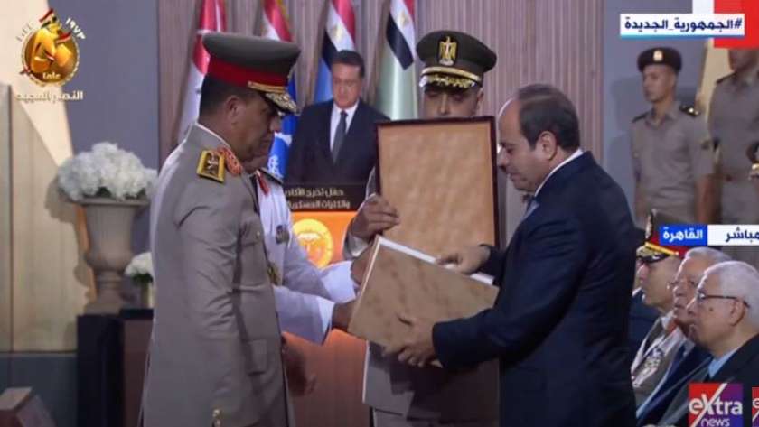 مدير الأكاديمية العسكرية يهدي المصحف الشريف للرئيس السيسي 