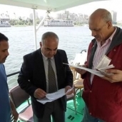 الدكتور عبد العظيم محمد رئيس النقل النهري أثناء أعمال التفتيش " أرشيفية"