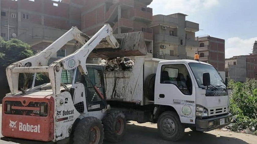 حملات نظافة مكثفة وصيانة أعمدة الإنارة بنطاق كفر الشيخ