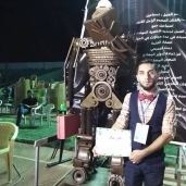 الشاب العراقي أشرف محمد صاحب تمثال من مخلفات حرب العراق