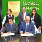 رئيس جامعة الإسكندرية يوقع اتفاقية مع لمركز الاقليمى لصحة وتنمية المرأ