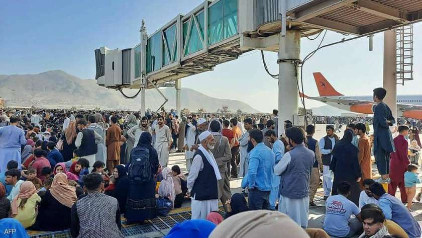 احتشاد الأفغان أمس في مطار كابول للهروب من طالبان