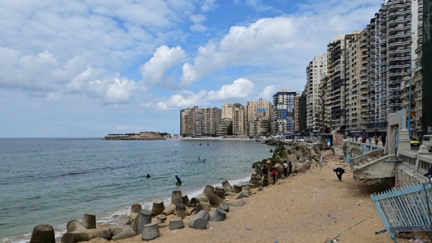 انحسار مياه البحر وظهور الرمال في الاسكندرية