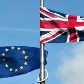 علم بريطانيا بجوار علم الاتحاد الأوروبي- أرشيفية