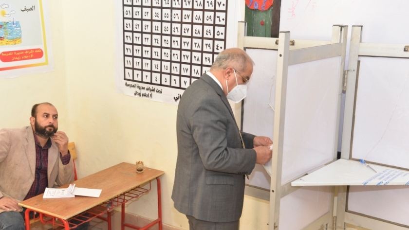 رئيس جامعة أسيوط ونائبه يدليان بصوتهما في إعادة انتخابات النواب