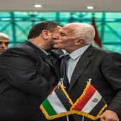 ممثلو «فتح وحماس» عقب توقيع اتفاق المصالحة الفلسطينية فى القاهرة