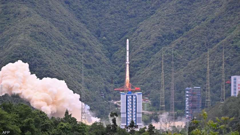 لحظة إطلاق الصاروخ الفضائي «لونغ مارش 2 سي»