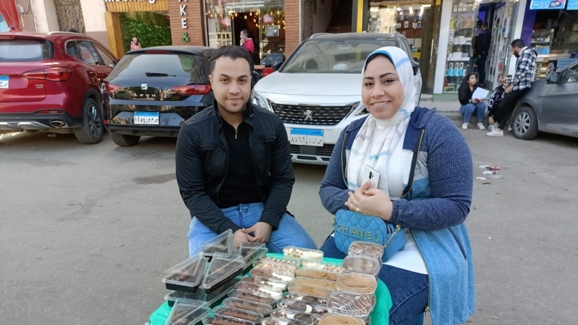 دينا وأحمد خلف طاولة منتجاتهما