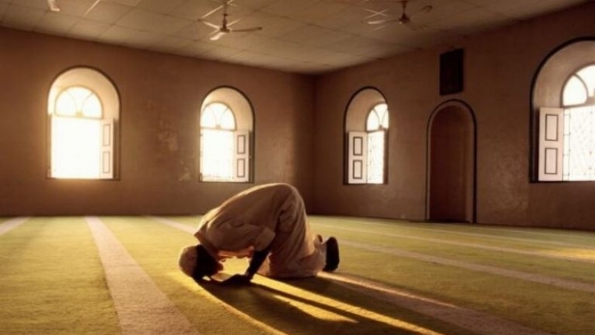 أحد المصلين في المسجد