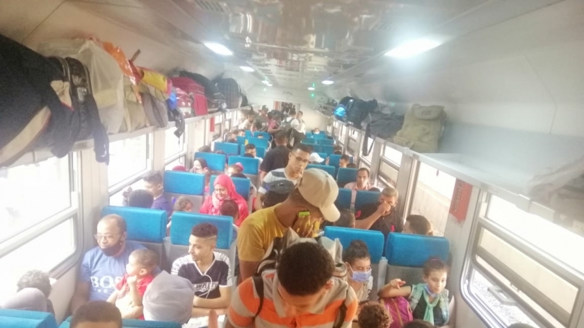 قطارات السكة الحديد تقل المواطنين لقضاء إجازة العيد مع آسرهم